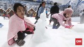 Dengan butiran salju halus menyerupai asli-yang dibuat dengan mesin berteknologi Italia besutan Jerman-di area ini pengunjung dapat bermain lempar-lemparan salju, bahkan membuat snowman alias boneka salju. (CNNIndonesia/Safir Makki)