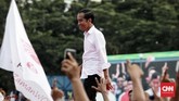 Jokowi mengajak masyarakat Banten untuk melawan hoaks yang menyudutkan dirinya selama Pilpres 2019. Dia meminta warga mencoblos pasangan calon berseragam putih di kertas suara saat hari pencoblosan 17 April 2019. (CNN Indonesia/Andry Novelino)