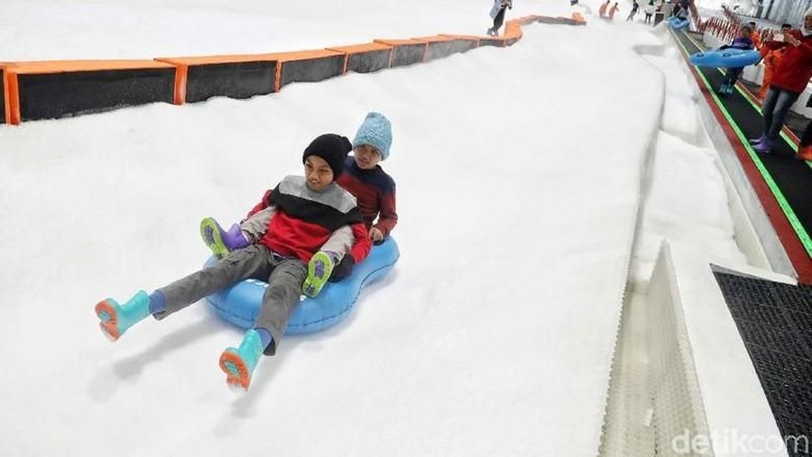 Berikut adalah wahana-wahana bermain salju yang terdapat di Trans Snow World Juanda 