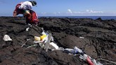 Sayangnya kesadaran manusia yang minim terhadap dampak sampah plastik membuat pulau ini seperti tempat pembuangan akhir. (Rodrigo BUENDIA / AFP)
