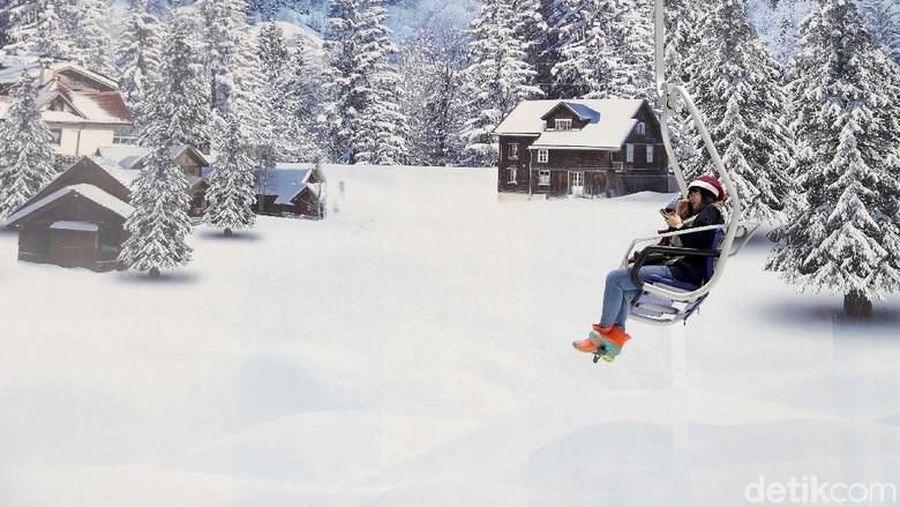 Tak perlu merogoh kocek dalam-dalam untuk beli tiket ke negara empat musim, wahana bermain salju kini tersedia di Trans Snow World Juanda, Bekasi.