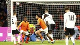 Pertandingan menjadi menarik setelah Memphis Depay berhasil menyamakan kedudukan pada menit ke-63 setelah menerima umpan Georginio Wijnaldum. (REUTERS/Francois Lenoir)