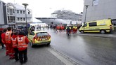 Tenaga medis dan sejumlah mobil ambulans disiagakan di Pelabuhan Molde untuk membantu sejumlah penumpang kapal yang rata-rata sudah uzur cedera. (NTB Scanpix/Svein Ove Ekornesvag via REUTERS)