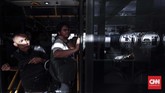 Penumpang MRT yang akan melanjutkan perjalanan menggunakan Transjakarta, dapat melakukan tap in dan tap out melalui akses masuk atau keluar di stasiun, tapi sementara penumpang harus membayar ketika akan naik Transjakarta setelah turun dari MRT Jakarta. Belum bisa terintegrasi lewat tap in dan tap out. (CNNIndonesia/Safir Makki)