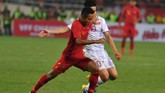 Gelandang Sani Rizki Fauzi (kiri) menjadi salah satu perubahan yang dilakukan Indra Sjafri. Sani terlihat berusaha melewati pemain Vietnam Truong Van Thay Qui. (ANTARA FOTO/R. Rekotomo)