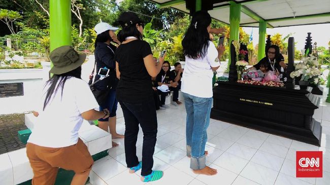 Ziarah Satu Malam ke Makam Nike Ardilla