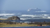 Kapal pesiar Viking Sky sempat terombang-ambing di perairan Hustadvika, Norwegia saat berlayar karena tiga dari empat mesinnya tidak berfungsi. (Frank Einar Vatne/NTB Scanpix/via REUTERS)