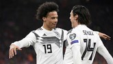 Timnas Jerman unggul lebih dulu pada menit ke-15 setelah menerima umpan Nico Schulz. Sane merayakan gol ke gawang Belanda. (REUTERS/Piroschka Van De Wouw)