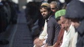Mereka yang tidak tahu Dinklage, bahkan menyangka itu adalah saudaranya. Khan pun terkadang mengakui Dinklage sebagai kakak atau adiknya. (Photo by AAMIR QURESHI / AFP)