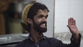 Pemuda 25 tahun itu sering dihentikan orang di jalanan dan dimintai foto. Ia merasa tidak masalah dengan itu, juga tak protes atas keterkenalannya. (Photo by AAMIR QURESHI / AFP)