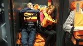 Proses evakuasi kapal Viking Sky sempat terhambat karena angin kencang dan gelombang tinggi. (Alexus Sheppard via AP)