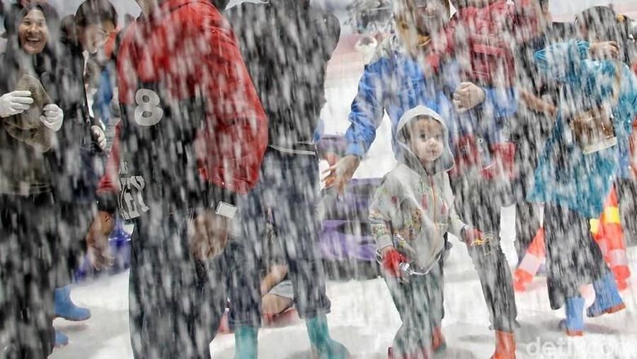 Bermain kereta luncur hingga membuat boneka salju bisa dilakukan di Trans Snow World Juanda, Bekasi, tak jauh dari Jakarta.