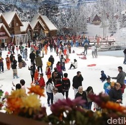 Jelang Akhir Pekan, Main Salju Yuk di Bekasi