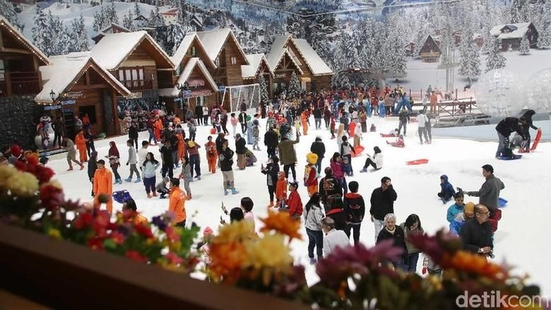 Wahana ini menawarkan sensasi bermain ala Pegunungan Alpen di Swiss dengan saljunya yang lembut.