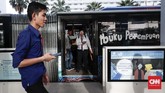 Halte Bundaran HI dilengkapi dengan pintu otomatis sebagai akses keluar maupun masuk bus TransJakarta. Pintu akan terbuka ketika bus TransJakarta tiba. (CNNIndonesia/Safir Makki)
