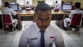 Seorang siswa SMK Negeri 1 Jakarta tampak berkonsentrasi mengikuti ujian mata pelajaran Bahasa Indonesia saat Ujian Nasional Berbasis Komputer (UNBK). (CNNIndonesia/Safir Makki)