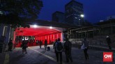 Pejalan kaki yang melintas di Jalan Kendal, dekat Stasiun Sudirman, Jakarta dimanjakan matanya dengan permainan artistik kerlip lampu jalan yang berwarna-warni. (CNNIndonesia/Safir Makki)