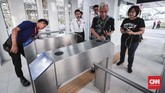 Gubernur DKI Jakarta Anies Baswedan telah mencoba sistem integrasi stasiun MRT Jakarta dengan halte bus Transjakarta di Bundaran HI tersebut, pada Senin (25/3). (CNNIndonesia/Safir Makki).