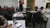 Rozi Khan seorang pelayan di Pakistan, tak pernah sekali pun mendengar soal Dinklage, Lannister, apalagi menonton Game of Thrones. (Photo by AAMIR QURESHI / AFP)