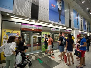 Turis China Ngeluh MRT Singapura Berisik Banget, Dirujak Balik Netizen