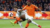 Timnas Belanda bukannya tanpa peluang. Pada menit ke-25 Ryan Babel mendapat peluang emas di depan gawang Jerman, tapi kiper Manuel Neuer melakukan penyelamatan gemilang. (REUTERS/Francois Lenoir)