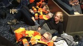 Sejumlah penumpang sudah mengenakan pelampung saat menunggu bantuan di dalam kapal pesiar Viking Sky. (Alexus Sheppard via AP)