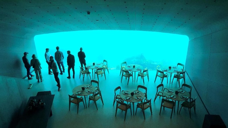 Restoran bawah laut pertama di Eropa yang menyuguhkan sensasi unik dan menegangkan kepada pengunjung.