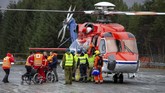 Sebagian penumpang kapal Viking Sky yang kondisinya sudah sangat lemah satu persatu dievakuasi menggunakan helikopter. (Svein Ove Ekornesvag/NTB Scanpix/via REUTERS)
