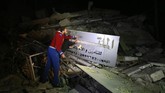 Setelah aksi saling serang sepanjang malam, kelompok Hamas mengklaim telah mencapai kesepakatan gencatan senjata. (AFP Photo/Mohammed Abed)