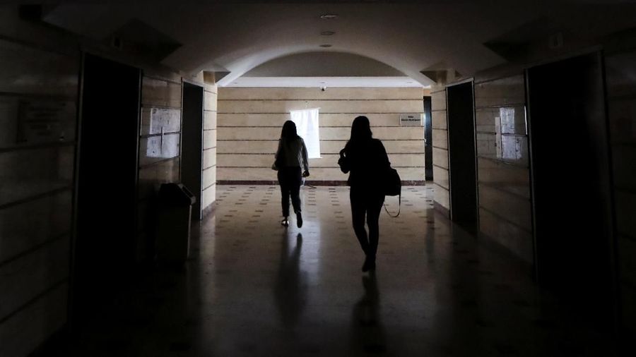 Venezuela kembali diselimuti kegelapan akibat pemadaman listrik yang menyebabkan beberapa perusahaan harus berhenti beroperasi.
