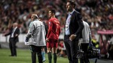 Dalam perjalanan meninggalkan lapangan Cristiano Ronaldo melihat para pemain timnas Portugal ketika berjuang melawan Serbia. (PATRICIA DE MELO MOREIRA / AFP)