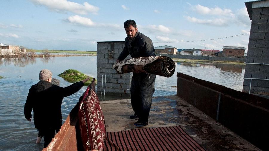 Banjir bandang masih menerjang Iran selatan telah menewaskan sedikitnya 19 orang dan melukai 100 orang
