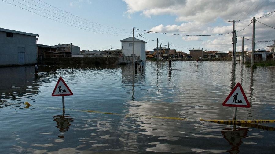 Banjir bandang masih menerjang Iran selatan telah menewaskan sedikitnya 19 orang dan melukai 100 orang
