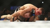 Conor McGregor menelan kekalahan pertama di UFC di tangan Nate Diaz pada pertarungan di Las Vegas, 5 Maret 2016. Meski mendominasi pertarungan ronde pertama, McGregor kalah submission di ronde kedua. (Rey Del Rio/Getty Images/AFP)