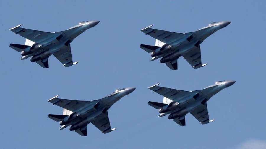 Prabowo dikabarkan akan membeli pesawat tempur Sukhoi Su-35. Pesawat ini merupakan salah satu dari 10 pesawat tempur terbaik di dunia.