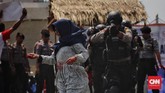 Petugas gabungan PMI, kepolisian, pemadam kebakaran dan SatPol PP melakukan simulasi lapangan penanganan korban akibat konflik pemilu, di lapangan Silang Monas. Jakarta, Selasa, (26/3). (CNNIndonesia/Adhi Wicaksono)