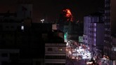 Roket itu jatuh beberapa menit setelah angkatan udara Israel menyerang basis Hamas di Gaza. Akibat serangan itu, Israel langsung menutup perbatasan dengan Gaza. (Reuters/Suhaib Salem)