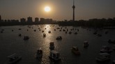 Tak hanya bunga sakura, Taman yuyuantan juga memiliki danau yang bisa dinikmati dengan perahu atau sembari bersantai di tepi. (Nicolas ASFOURI / AFP)