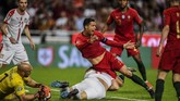 Cristiano Ronaldo berjibaku dengan bek Serbia Nikola Milenkovic. Ronaldo sempat mendapat sejumlah peluang sebelum mengalami cedera. (PATRICIA DE MELO MOREIRA / AFP)