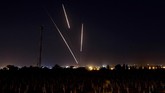 Israel menggencarkan gempurannya ke Jalur Gaza setelah sejumlah roket menerjang ibu kota mereka, Tel Aviv, hingga melukai enam orang. (Reuters/Amir Cohen)