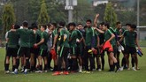 Timnas Indonesia U-23 berkumpul usai menjalani latihan terakhir jelang melawan Brunei Darussalam. Laga Timnas Indonesia U-23 vs Brunei akan digelar mulai pukul 17.00 WIB. (ANTARA FOTO/R. Rekotomo)