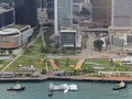 Karya Seniman KAWS Mengambang di Pelabuhan Hong Kong