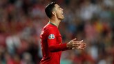 Cristiano Ronaldo kembali menjadi starter ketika timnas Portugal melawan Serbia pada laga Grup B Kualifikasi Piala Eropa 2020 di Stadion Luz, Lisbon, Senin (25/3). Portugal berambisi meraih kemenangan setelah ditahan imbang Ukraina. (REUTERS/Rafael Marchante)