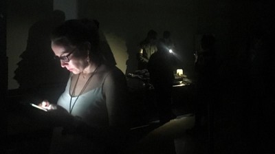 Suasana pemadaman listrik besar-besaran di Caracas, Venezuela. Penumpang terlihat saat pemadaman di bandara internasional Simon Bolivar di Caracas, Venezuela 25 Maret 2019. (REUTERS / Carlos Jasso)