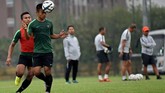 Pemain Timnas Indonesia U-23 Fredyan Wahyu (kedua kiri) menyundul bola dibayangi Osvaldo Haay (kanan). Indonesia dipastikan gagal pada babak kualifikasi setelah dikalahkan Thailand dan Vietnam. (ANTARA FOTO/R. Rekotomo)