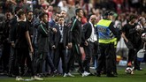 Cristiano Ronaldo berjalan meninggalkan lapangan setelah timnas Portugal ditahan imbang Serbia. (PATRICIA DE MELO MOREIRA / AFP)