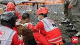 Petugas medis dari PMI ikut dilibatkan dalam simulasi untuk mengantisipasi korban akibat gangguan keamanan saat hari pencoblosan. (CNNIndonesia/Adhi Wicaksono)