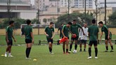 Skuat Timnas Indonesia U-23 menjalani latihan terakhir. Garuda Muda akan menghadapi Brunei Darussalam di Stadion My Dinh, Hanoi, Selasa (26/3) sore WIB. (ANTARA FOTO/R. Rekotomo)