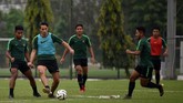 Penyerang naturalisasi Ezra Walian (kedua kiri) tetap menjalani latihan bersama Timnas Indonesia U-23 meski dilarang FIFA tampil di Kualifikasi Piala Asia U-23 2020. (ANTARA FOTO/R. Rekotomo)