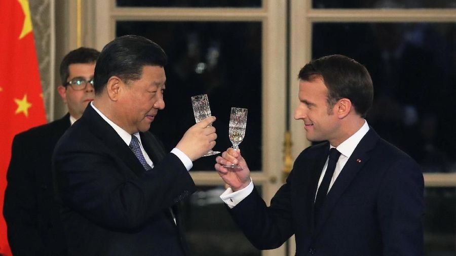 French President Emmanuel Macron, his wife Brigitte Macron, Chinese President Xi Jinping and his wife Peng Liyuan arrive to attend a state dinner for the Chinese president at the Elysee Palace in Paris, France March 25, 2019. Ludovic Marin/Pool via REUTERS